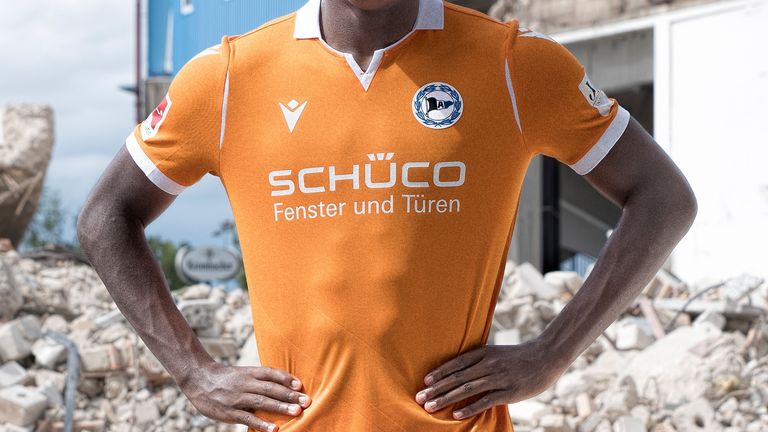 Bielefelds Ausweichtrikot ist orange. (Quelle: https://shop.arminia.de/)
