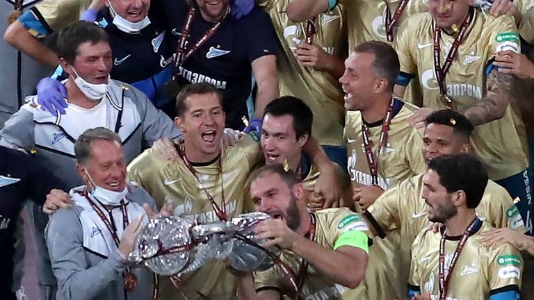 Zenit-Kapitän Branislav Ivanovic feiert zu wild mit der Pokal-Trophäe.