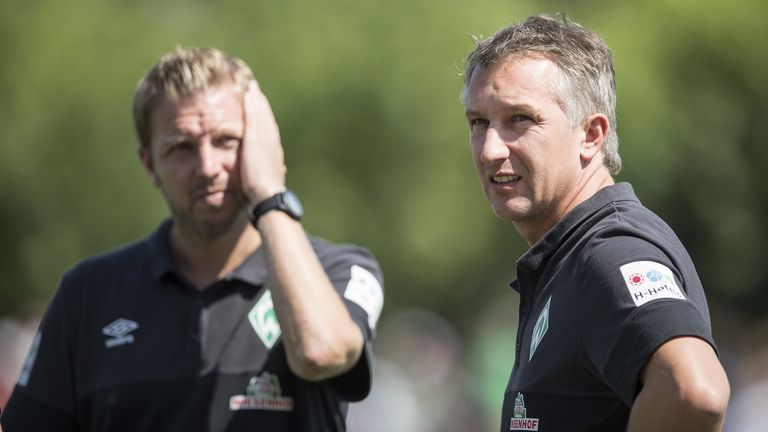 Trainer Florian Kohfeldt (l.) und Geschäftsführer Sport Frank Baumann haben vor dem Neuanfang in Bremen viele personelle Baustellen. 