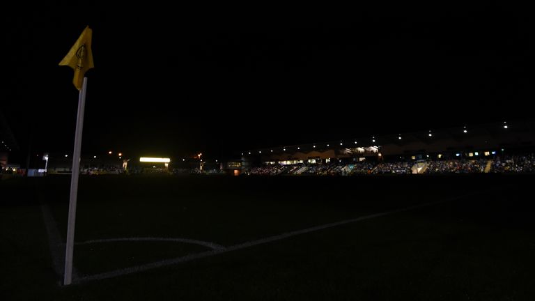 Beim Liga-Pokal zwischen Drittligist Burton Albion und PL-Klub AFC Bournemouth fällt insgesamt drei Mal das Flutlicht aus. Es gibt nach den wiederkehrenden Unterbrechungen gut 28 Minuten Nachspielzeit. Bonus: Dem Underdog gelingt ein 2:0-Sieg.