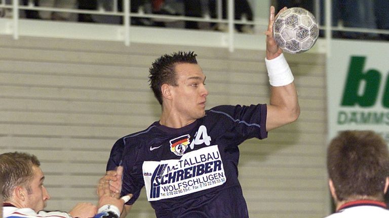 2001: Rückraum-Shooter Christian Zeitz bei der 17. Weltmeisterschaft. Deutschland landete am Ende auf dem achten Rang. Zu dieser Zeit war das Trikot noch schlicht in einem Farbton gehalten, auch die Flagge ist dezent eingebaut.