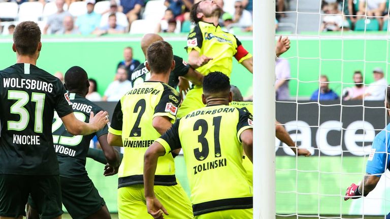 Am 3. Spieltag erwischte Paderborn-Profi Mohamed Dräger gegen den VfL Wolfsburg das falsche Trikot. Statt seiner 25 trägt der Rechtsverteidiger die 31 von Teamkollege Ben Zolinski auf dem Rücken. Und auch dessen Namen.