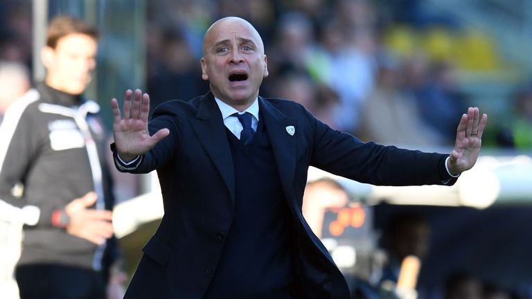 In nur drei Monaten trennt sich Brescia Calcio gleich zwei Mal von Trainer Eugenio Corini. Nach einem verpatzten Saisonstart muss der Coach im November gehen. Schon im Dezember hole die Italiener ihn zurück, um sich im Februar wieder zu trennen.