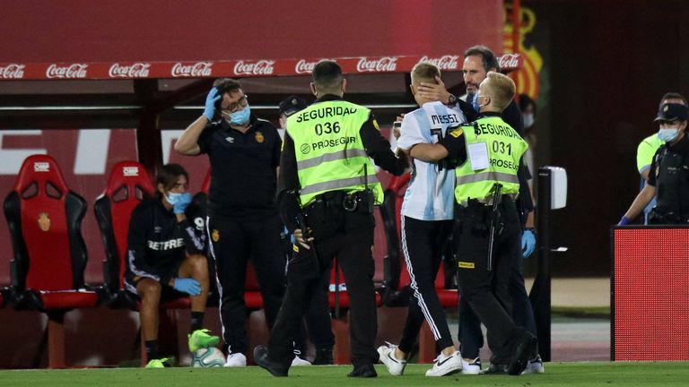 Beim ersten Barca-Spiel nach der Coronapause schafft es irgendwie ein Flitzer ins Stadion von RCD Mallorca. Der Fan rennt in einem Argentinien-Trikot von Lionel Messi zu seinem Idol, wird allerdings schnell vom Platz geführt.