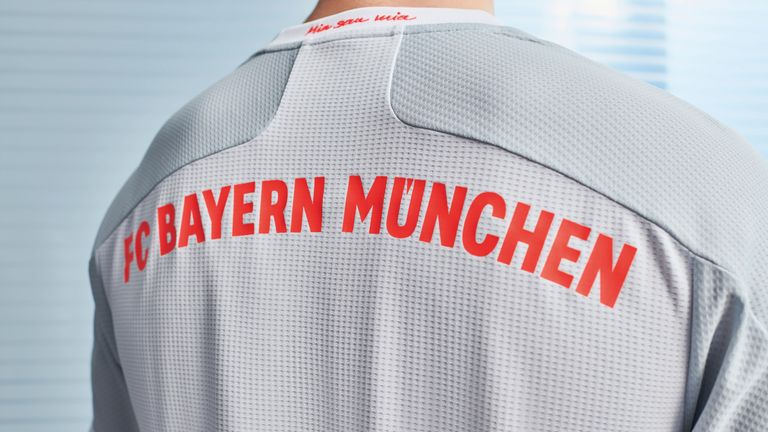 Auf der Rückseite des Auswärtstrikot wie immer der Schriftzug ''FC Bayern München'' und im Nackenbereich das ''Mia san Mia''. (Quelle: Website FC Bayern)