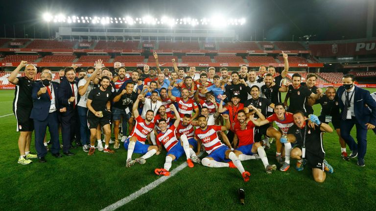 Nach zwei Jahren in Liga zwei schafft der FC Granada im vergangenen Jahr den Aufstieg in La Liga. Dort überrascht der Underdog, der am 10. Spieltag sogar die Tabelle anführt. Am Ende qualifiziert sich Granada mit Platz sechs für die Europa League.