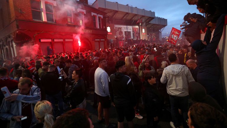 Die Liverpool-Fans feiern die Übergabe der Premier League Trophy an der Anfield Road.