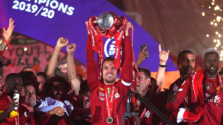 Der FC Liverpool feiert die Übergabe der Premier League Trophy.