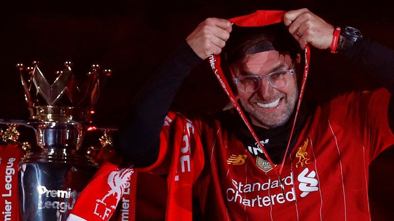 Der FC Liverpool feiert die Übergabe der Premier League Trophy.