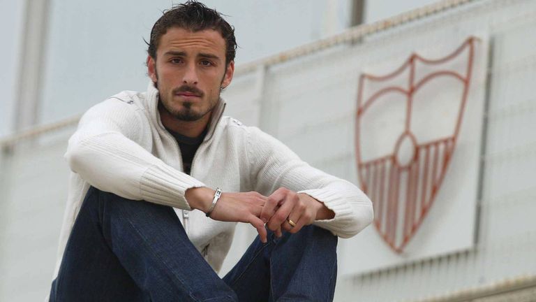 Nummer 16 - Antonio Puerta (FC Sevilla): Der damals erst 22 Jahre alteSpieler der Spanier starb während eines Spiels gegen Getafe am 28. August 2007 infolge eines Herzstillstandes. Durch das Zurückhalten der Nummer ehrt Sevilla den Verstorbenen.