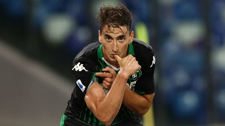 Diesen Jubel wird Filip Djuricic kurze Zeit später bereuen. Der vermeintliche Treffer zur 1:0-Führung gegen den SSC Neapel wird durch den VAR aberkannt. Ebenso wie drei weitere Treffer von Sassuolo. Am Ende gewinnt Napoli mit 2:0.