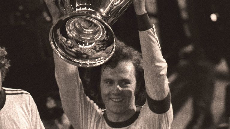 19 Titel - Franz Beckenbauer : Der ''Kaiser'' wurde Weltmeister, Europameister, Deutscher Meister (5x). International gelang ihm 3x der Gewinn des Europapokals der Landesmeister. Und mit New York Cosmos schaffte er auch noch drei Meisterschaften.