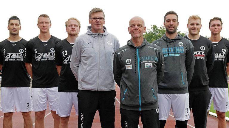 HSG Wetzlar: Alle Neuzugänge + Trainer von links:  Ivan Srsen (RK Nexe), Philip Henningsson (IFK Kristianstad), Magnus Frederiksen (Elverum Handball) - Camdzic, Wandschneider, Mirkulowsk - Patrick Gempp (DJK Rimpar), Emil Mellegard (Redbergslids IK).