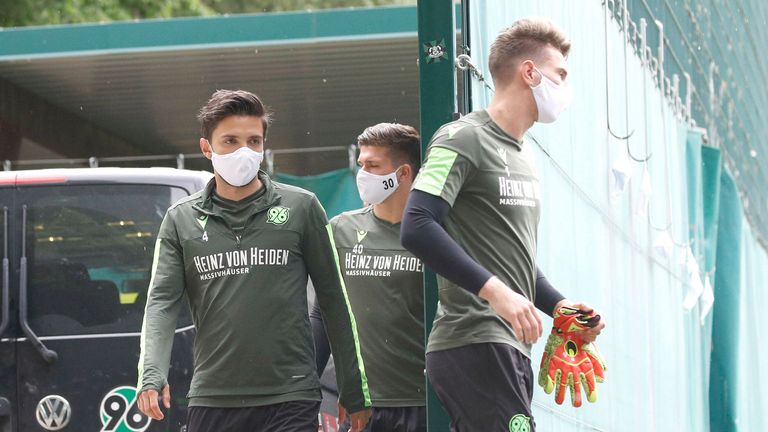 Hannover 96: Für die 96er startet die Vorbereitung mit dem ersten Training am 02. August, drei Wochen später reisen sie für sieben Tage ins Trainingslager nach Österreich. Mindestens zwei Testspiele sind geplant, die Gegner stehen noch nicht fest.