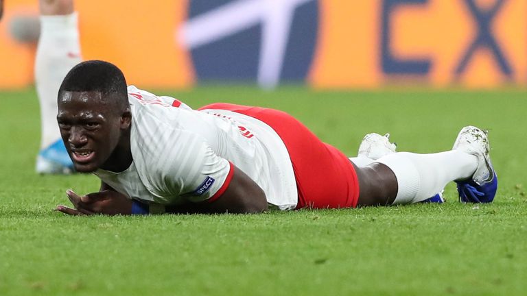 RB LEIPZIG: Ibrahima Konate muss wie so oft in dieser Saison auch beim CL-Finalturnier zusehen. Der Innenverteidiger fiel bereits monatelang wegen Hüftproblemen aus und wurde nun kurz nach dem Trainingsauftakt an der lädierten Hüfte operiert.