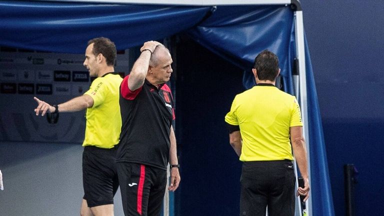 Spanien: Bei der 0:2-Niederlage gegen den FC Barcelona sieht Javier Aguirre die Rote Karte. Der Grund: Der Leganes-Trainer und offensichtlich gute Pfeifer imitierte in der Nachspiel-Zeit den Pfiff des Schiedsrichters, um für Verwirrung zu Sorgen.