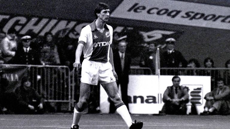 Nummer 14 - Johan Cruyff (Ajax Amsterdam): Neben elf Jahren als Profi trainierte die niederländische Fußball-Legende Amsterdam auch und prägte einen ganz eigenen Spielstil. Als Profi und Funktionär geliebt, bleibt die 14 ihm vorbehalten.