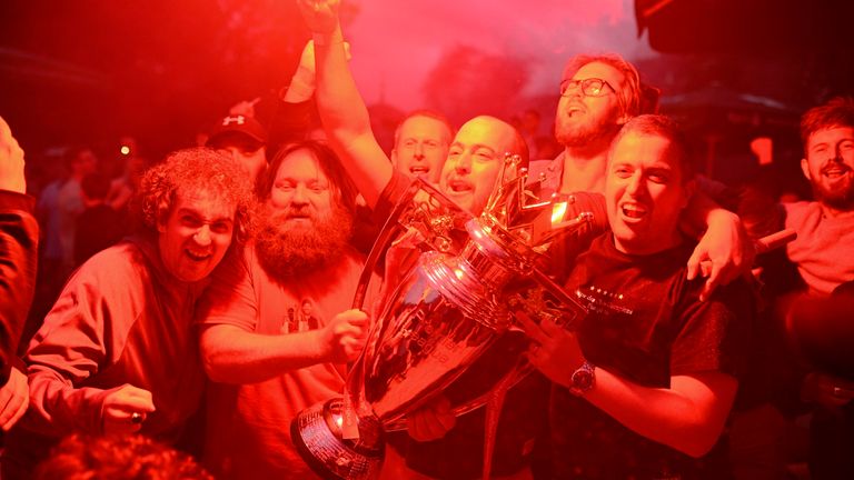 Die Liverpool-Fans feiern die Übergabe der Premier League Trophy an der Anfield Road.