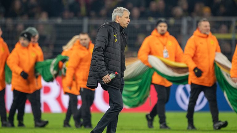 BVB-Trainer Lucien Favre verletzt sich in einem Jahr gleich zwei Mal beim Jubeln am Bein. Beide Male erklärte er, bereits vor seinen Luftsprüngen Probleme gehabt zu haben. Doch danach erst humpelte der Coach.