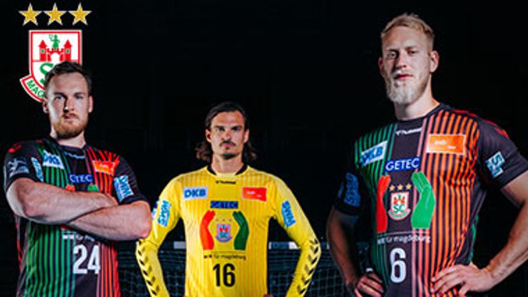Christian O'Sullivan (l.), Jannick Green (M.) und Matthias Musche (r.) präsentieren das neue Dress des SCM (Bildquelle: scm-handball.de).