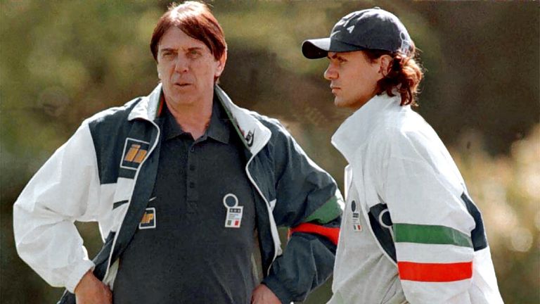 Cesare (l.) und Paolo Maldini: Der Vater war eine Milan-Legende, sammelte unter anderem vier Meisterschaften. Aber der Sohn übertraf ihn – bei weitem: Paolo wurde mit 901 Einsätzen Milans Rekordspieler und sammelte unglaubliche 26 Titel.