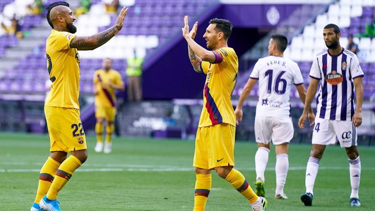 Lionel Messi und Arturo Vidal wahren Barcas kleine Meisterchance.