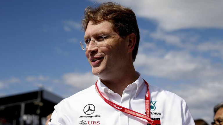 Daimler-Vorstand Ola Källenius hat sich für das aktuelle Fahrerpaar bei Mercedes ausgesprochen. 