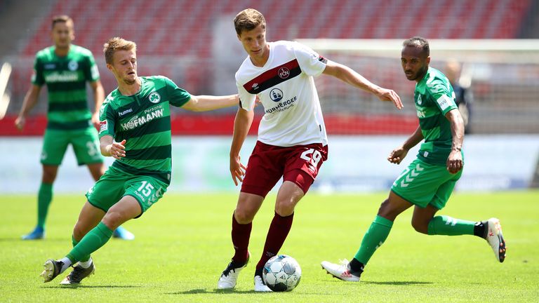 Patrick Erras (M.) streift sich schon bald das Trikot des SV Werder Bremen über.