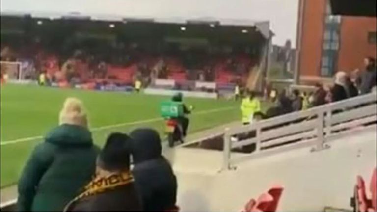 Keine Lust auf Bratwurst und Pommes? Kein Problem. Ein Fan in der vierten Liga bestellt sich während des Spiels zwischen Leyton Orient & Newport Pizza, die ihm via Moped direkt am Spielfeldrand vorbei auf den Platz gebracht wird. (Quelle: Eurosport) 