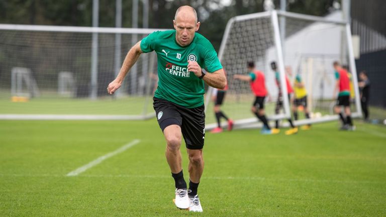Arjen Robben trainiert erstmals mit dem Team des FC Groningen (Bildquelle: Twitter @fcgroningen).