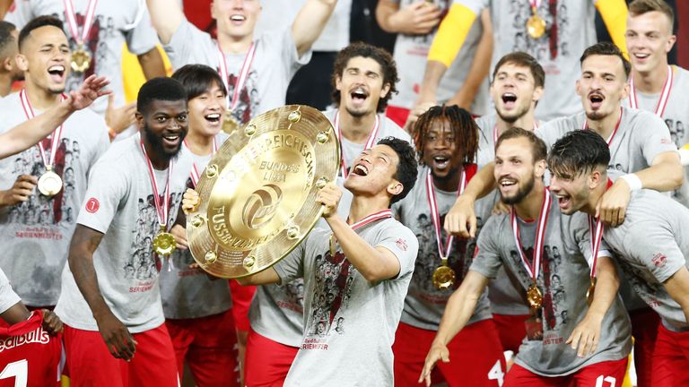 Österreich: Lange Zeit sah es danach aus, als könne das Überraschungsteam vom Linzer ASK die Dominanz von RB Salzburg brechen. Durch einen Punkteabzug für den Konkurrenten (unerlaubtes Training) sicherten sich die Mozartstädter am Ende den Titel. 