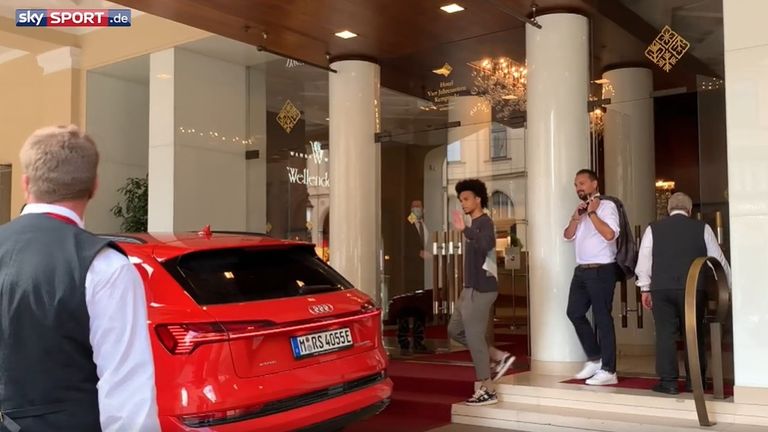 Bald-Bayern-Star Leroy Sane fährt vom Hotel Vier Jahreszeiten in München ab.