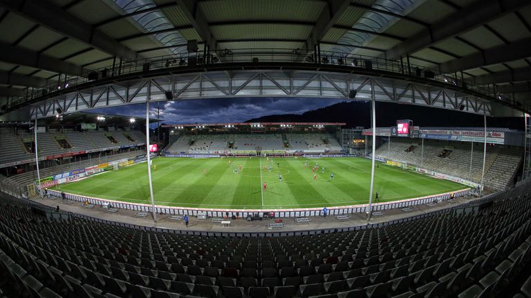 SC Freiburg- Schwarzwald-Stadion (24.000): Gesamtkapazität nach DFL-Plan: 8.250. Davon 7.000 Sitzplätze und 1250 Stehplätze.