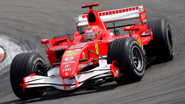 Meiste Hattricks: Ein Dreifach-Erfolg aus Pole-Position, Rennsieg und schnellster Runde erreichte Michael Schumacher ganze 22 (!) Mal in seinen zehn Jahren bei Ferrari - der gebürtige Hürther dominierte ein Jahrzehnt lang die Formel 1. 
