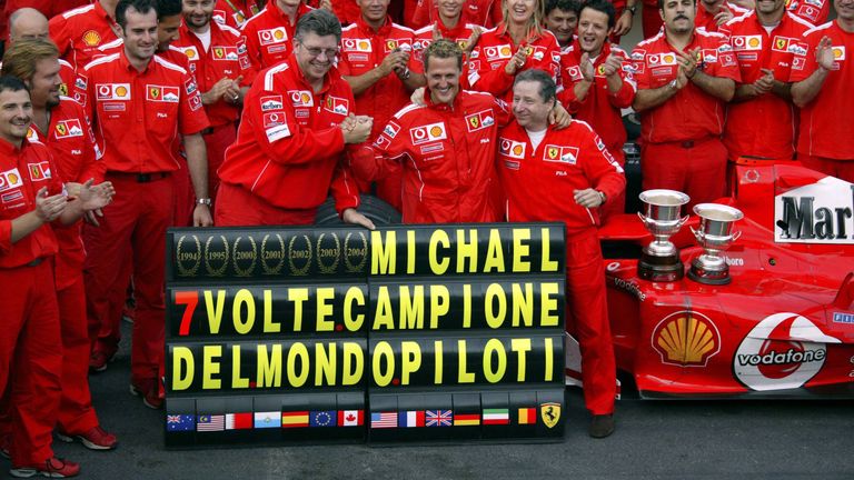 Meiste WM-Titel: Schumacher holte fünf seiner sieben WM-Titel im Ferrari. Vettel ist dort noch ohne Titel, scheiterte 2017 und 2018 als Zweiter an Lewis Hamilton. Der letzte Ferrari-Titel datiert bereits aus dem Jahr 2007 (der Finne Kimi Räikkönen. 