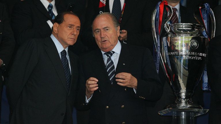 2017 verkaufte der Politiker und Medienmogul Silvio Berlusconi (links, hier mit Ex-FIFA-Funktionär Sepp Blatter den AC Mailand nach China für 520 Millionen Euro.

