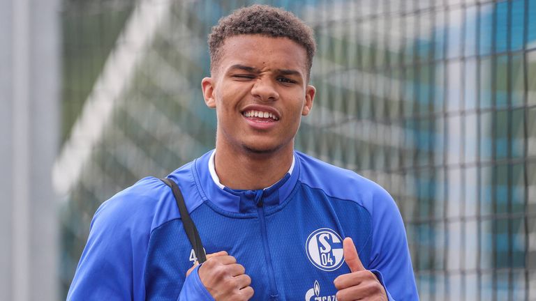 Malick Thiaw erhält einen Profivertrag von Schalke.