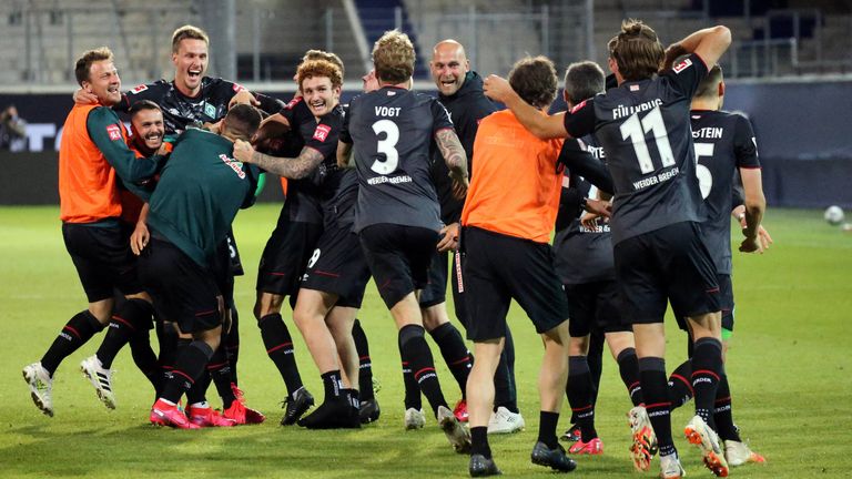 Werder Bremen feiert in Heidenheim den Klassenerhalt.