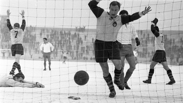 Norbert Wodarzik (l.) - 30 Pflichtspiele (Juli 1962 - Juli 1965).