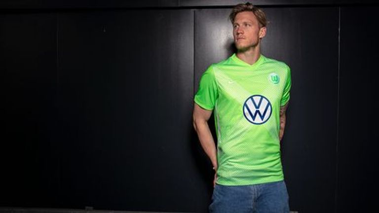 VfL Wolfsburg: Die Wölfe sind in der kommenden Saison auf dem Rasen nicht zu übersehen, denn ihr neues Heimtrikot kommt in leuchtend hellgrünen Design daher. Dazu ist im Kragen das Wappen der Autostadt eingenäht (Quelle: VfL Wolfsburg). 