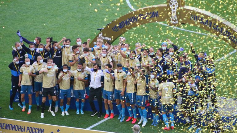 Russland: Mit ganzen 15 Punkten Vorsprung auf den Zweitplatzierten Lokomotive Moskau, feiert Zenit St. Petersburg den insgesamt sechsten Meistertitel der Vereinsgeschichte.