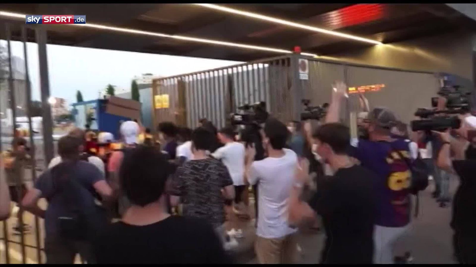 Barca Video: Fans Des FC Barcelona Protestieren Wegen Lionel Messi ...