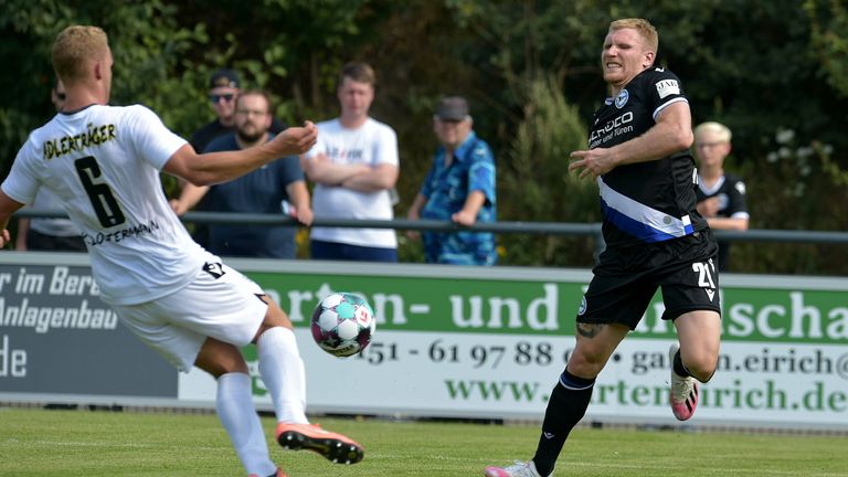 Andreas Voglsammer (r.) verletzt sich beim Testspiel am Mittelfuß und fehlt Bielefeld einige Wochen.