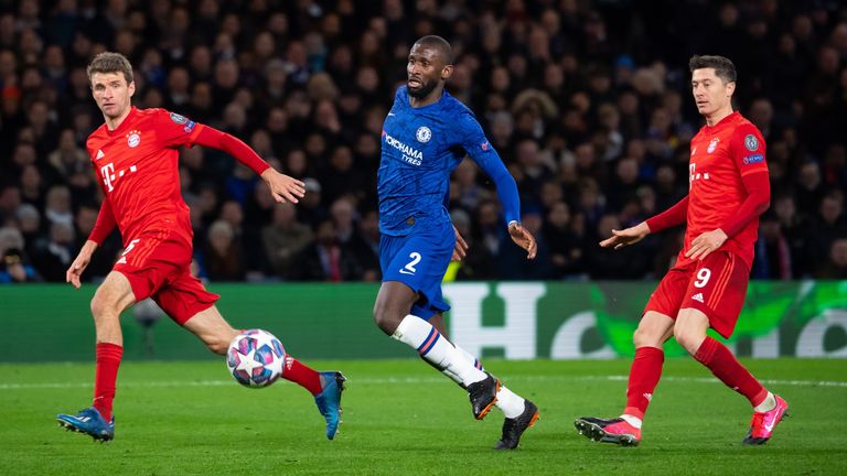 Chelseas Abwehrchef Antonio Rüdiger (M.) wagt eine vorsichtige Kampfansage an den FC Bayern. 