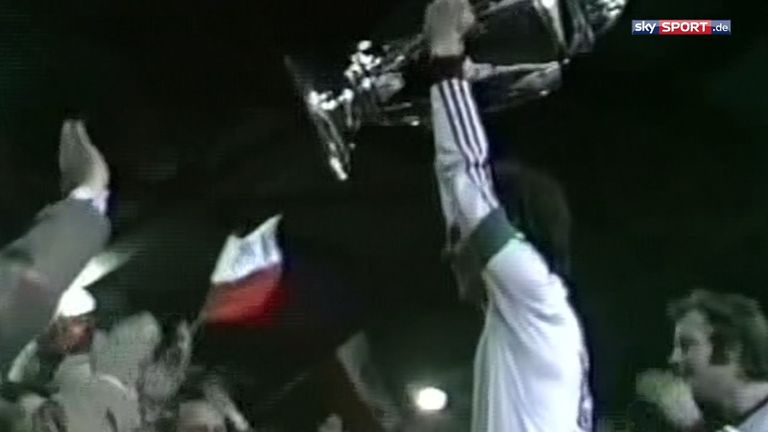 Beckenbauer hebt den Pokal.