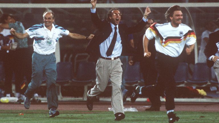 Franz Beckenbauer (m.): Der „Kaiser“ spielte 1983 noch für New York Cosmos. Übernahm 1984 Deutschland als Teamchef, da er keinen Trainerschein hatte. Erreichte das WM-Endspiel 1986, holte den Titel 1990. Der DFB schenkte ihm daraufhin die Trainerlizenz.