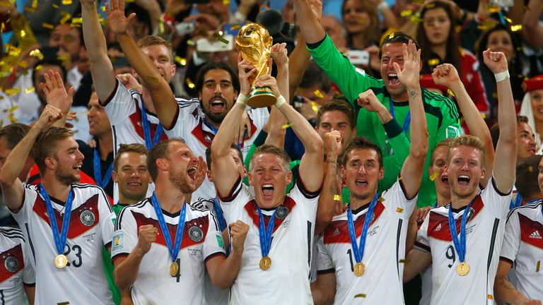Auch die deutsche Nationalmannschaft feierte wohl etwas zu wild. Ex-DFB-Präsident Wolfgang Niersbach sagte: ''An einer Stelle ist ein kleines Stückchen abgebröckelt. Aber keine Sorge: Wir haben Spezialisten, die das reparieren können.''