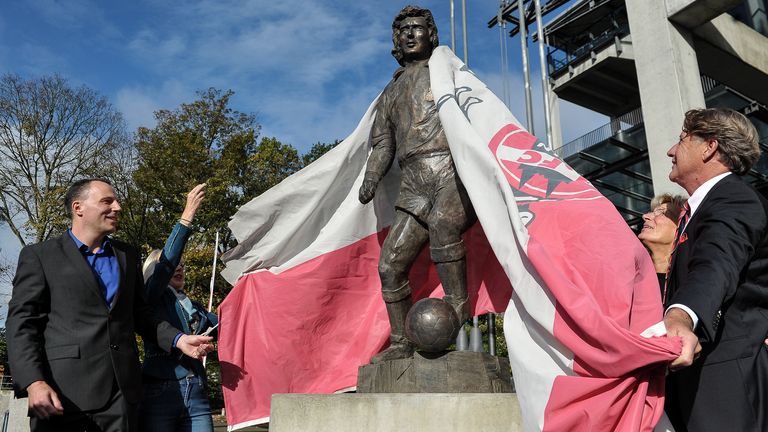 2014 enthüllt der 1. FC Köln eine Statue aus Bronze von Vereins-Legende Heinz Flohe. Das Denkmal ist 1,80 Meter hoch.