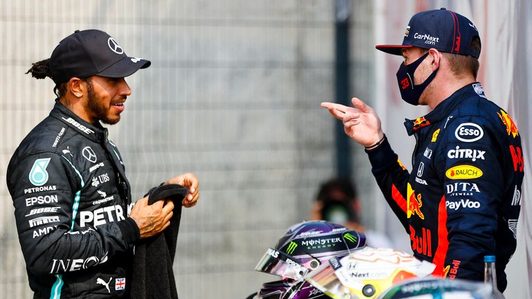 Max Verstappen (r.) und Red Bull geben den WM-Kampf gegen Lewis Hamilton (l.) und Mercedes nicht auf. 