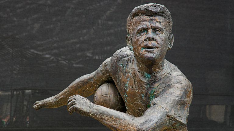 Helmut Haller hat seit 2015 eine Statue vor dem Stadion des FC Augsburg. Die Szene erinnert an den Ball-Klau nach dem WM-Finale 1966 gegen England.